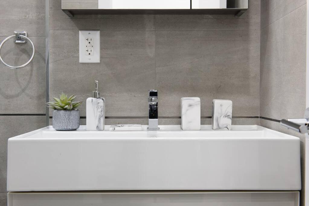 78-4D Quality 1br W&D SKYLIGHT By Central Park