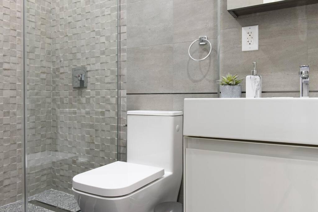 78-4D Quality 1br W&D SKYLIGHT By Central Park