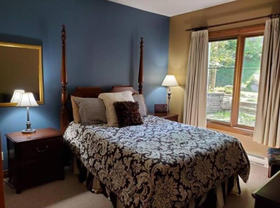 Chalet-Style Condo - 5 minutes to Lifts and village!