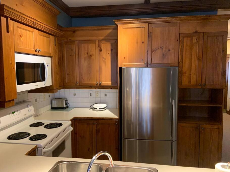 Chalet-Style Condo - 5 minutes to Lifts and village!