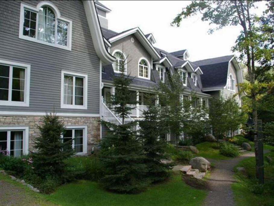 Chalet-Style Condo - 5 minutes to Lifts and village!