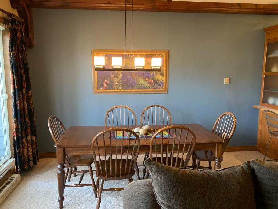Chalet-Style Condo - 5 minutes to Lifts and village!