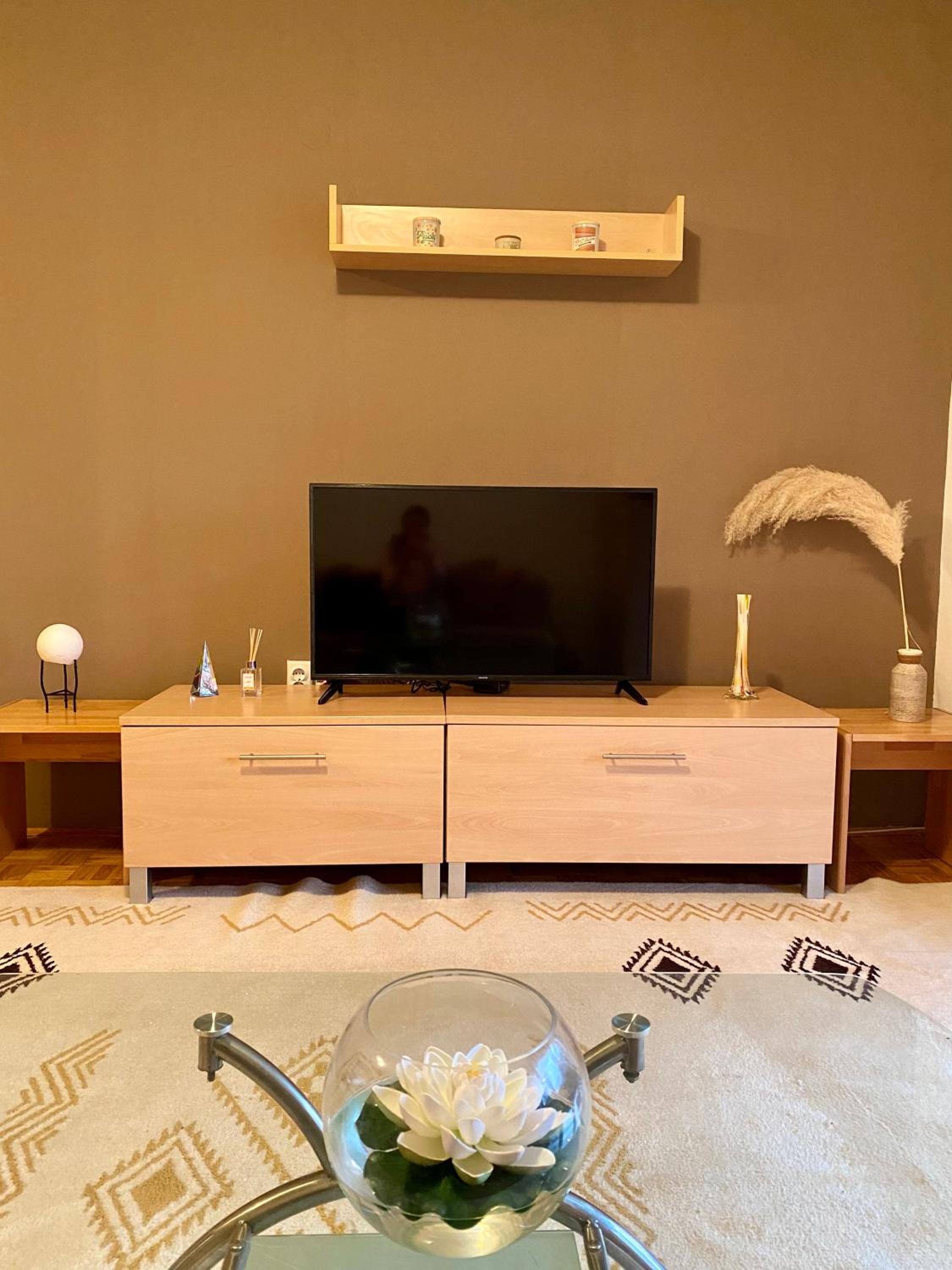 Elda Hills Apartment