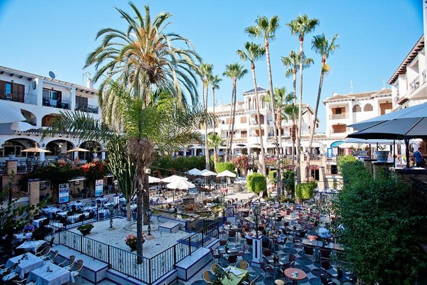 TOWNHOUSE 1 minute walk to Villamartin plaza