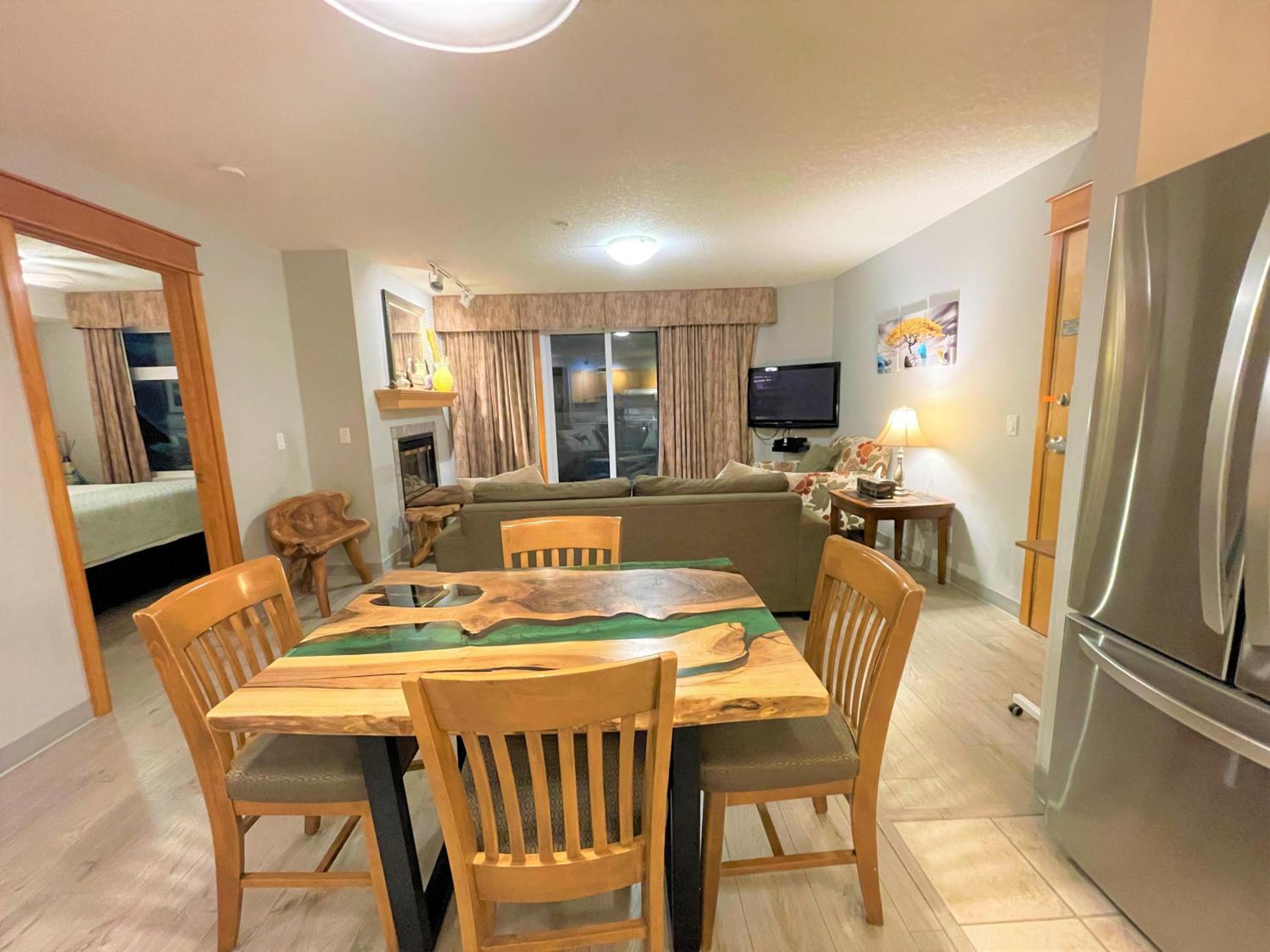 Windtower Lodge FullKitchen-Kingbed Suite-MntView-UGParking-Walk2DT