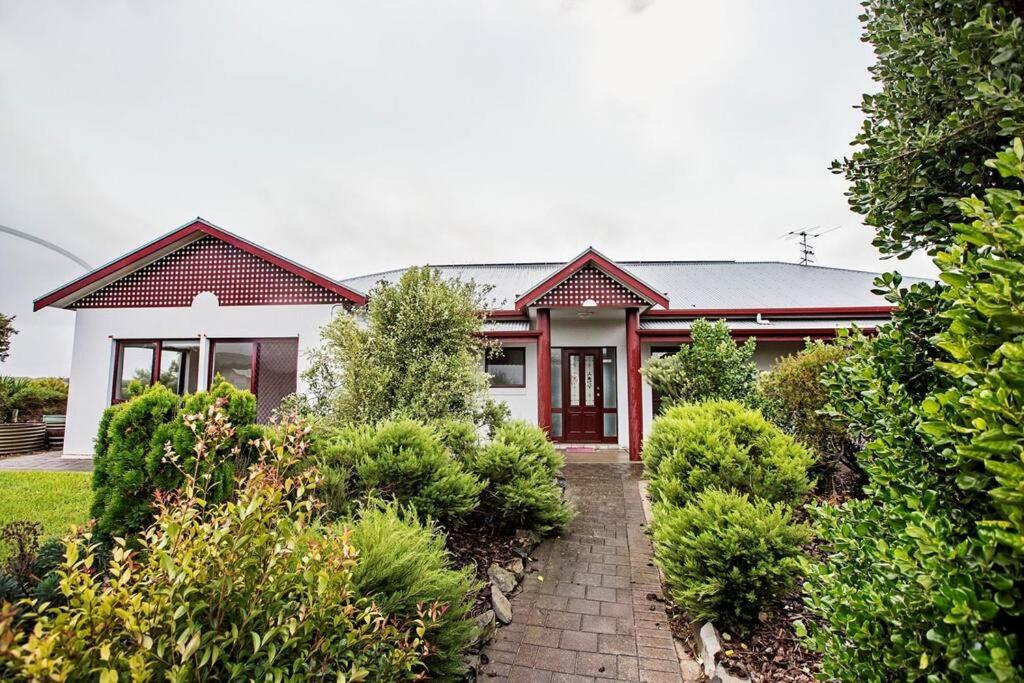 Sea Breeze - Spacious home with lovely ocean views