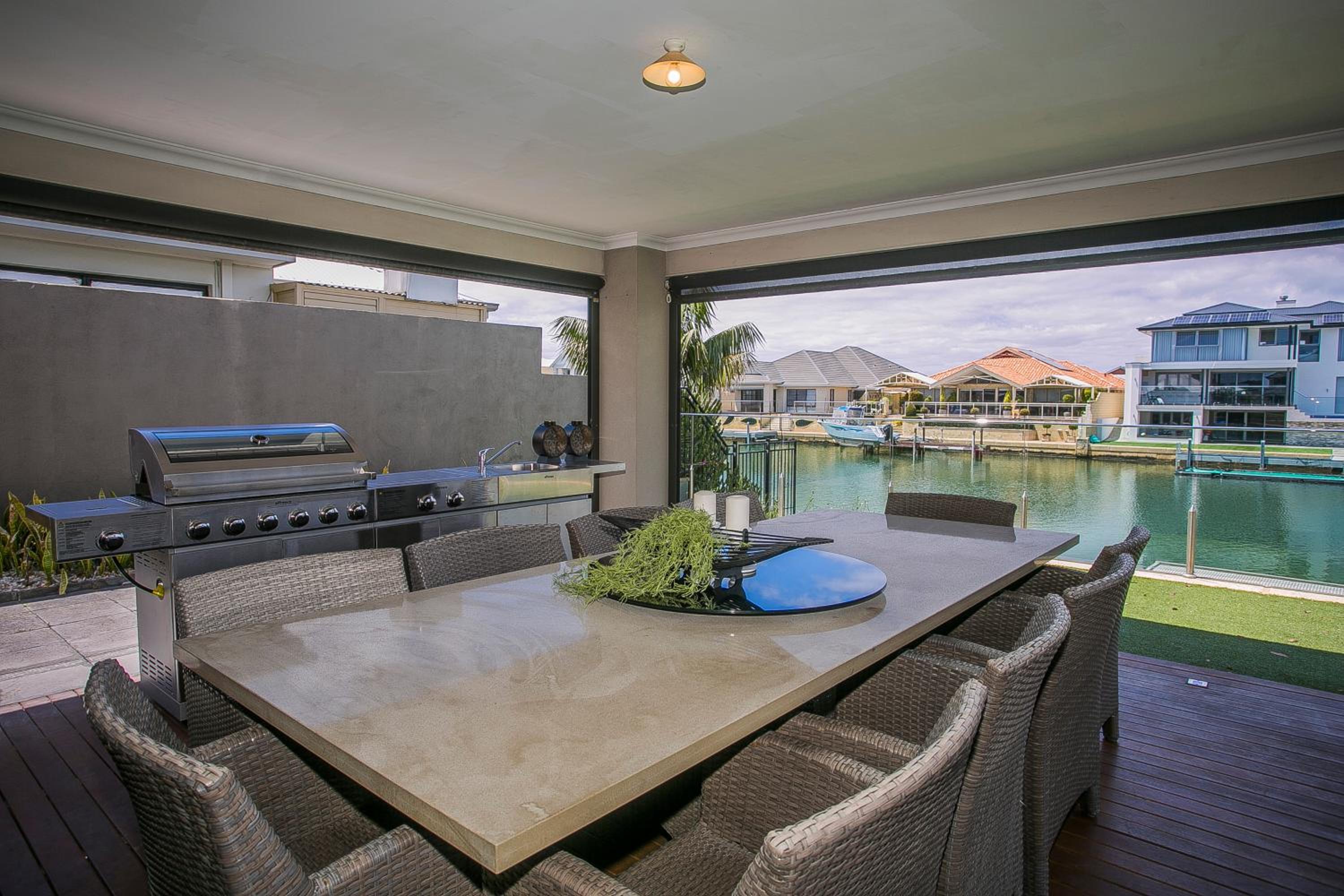 CHILLAX HOUSE - Luxury, Canals, Jetty, Family Friendly - Sleeps 14 in Style!