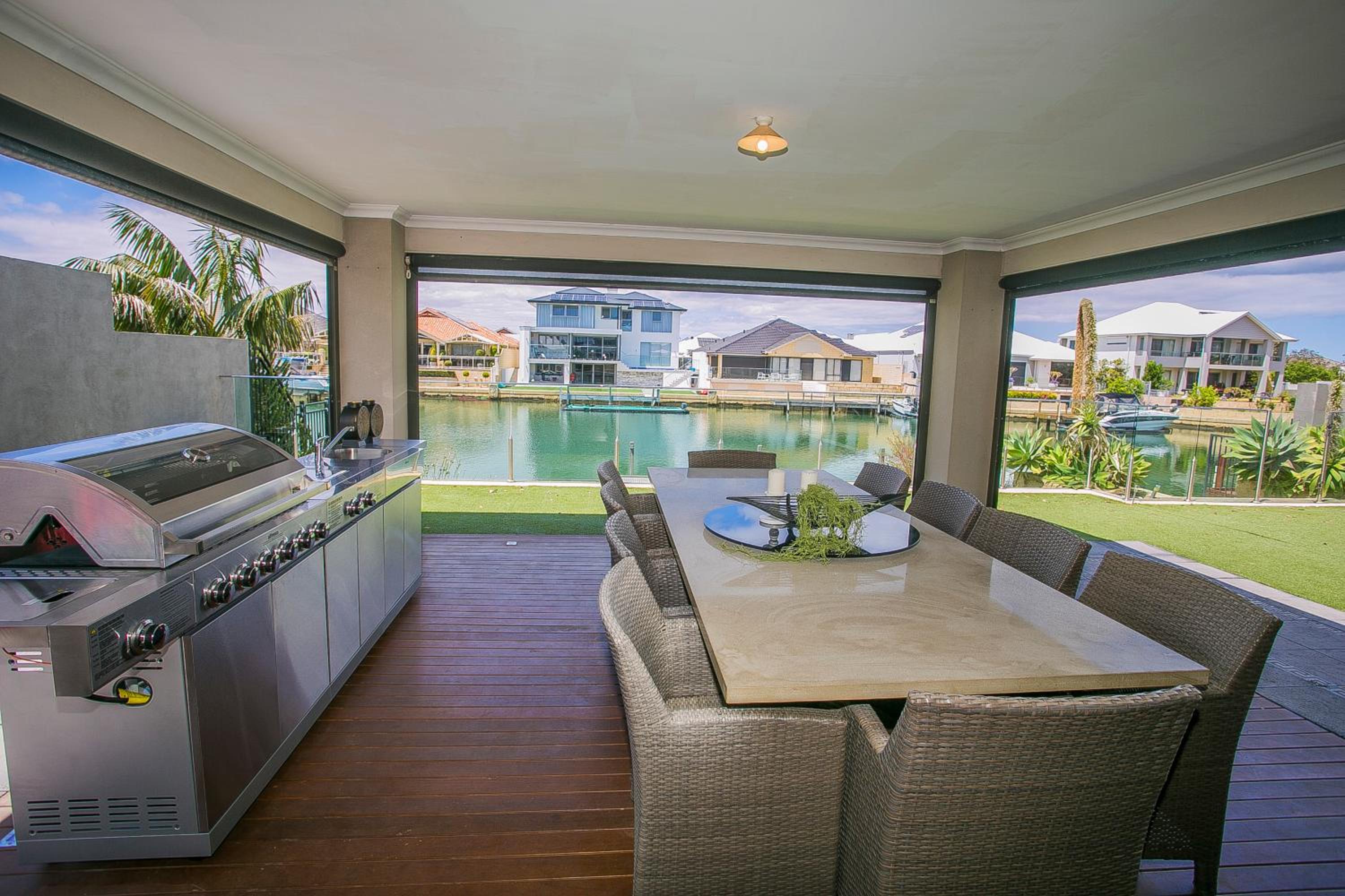 CHILLAX HOUSE - Luxury, Canals, Jetty, Family Friendly - Sleeps 14 in Style!