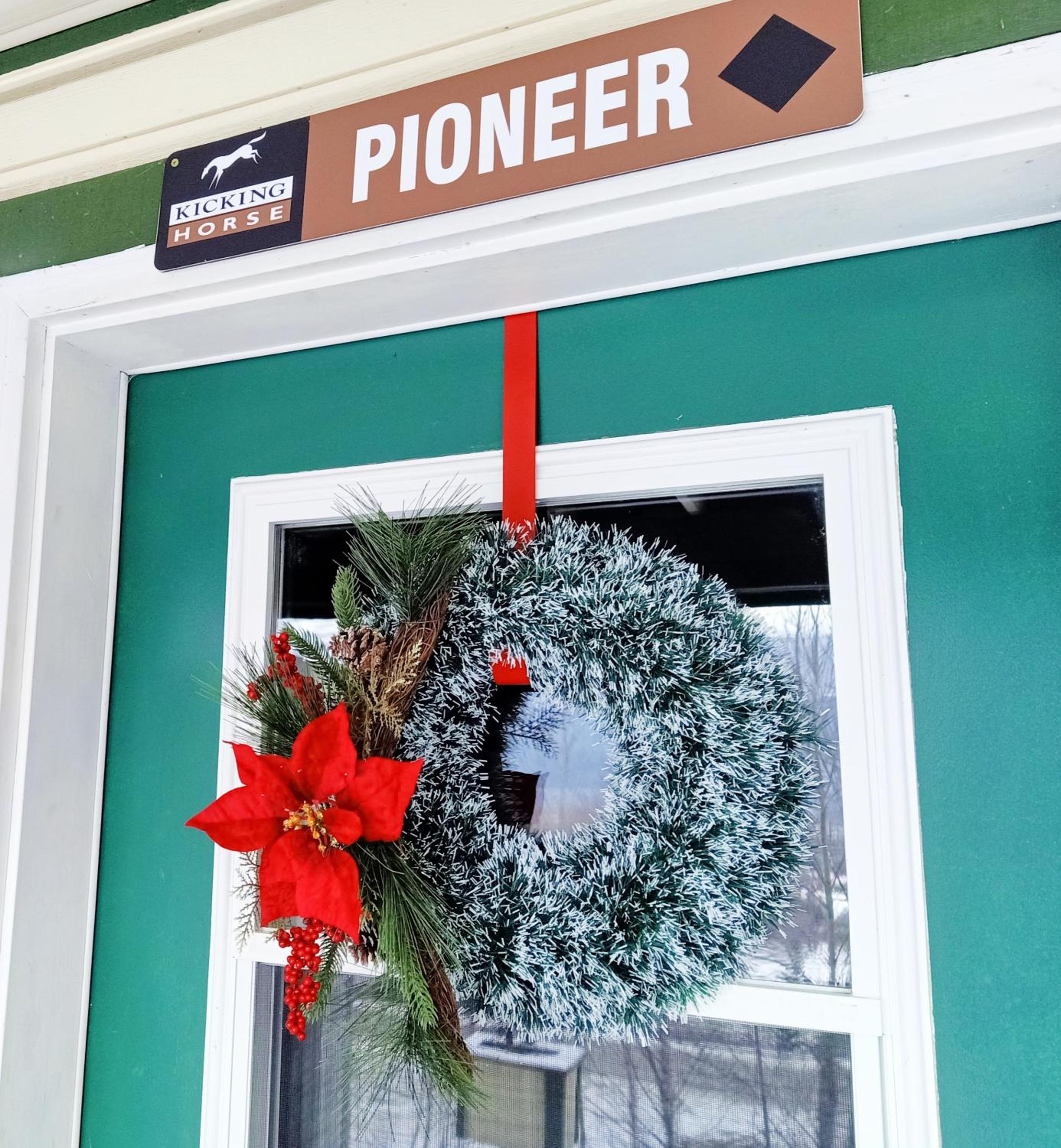 Golden Vacations - 2mins to Town, AC  Sauna, Self Check-in, Full Kitchen, Free Laundry  Parking, Family Pet Friendly, Comfortably Sleeps Up To 10 - Property Image 73