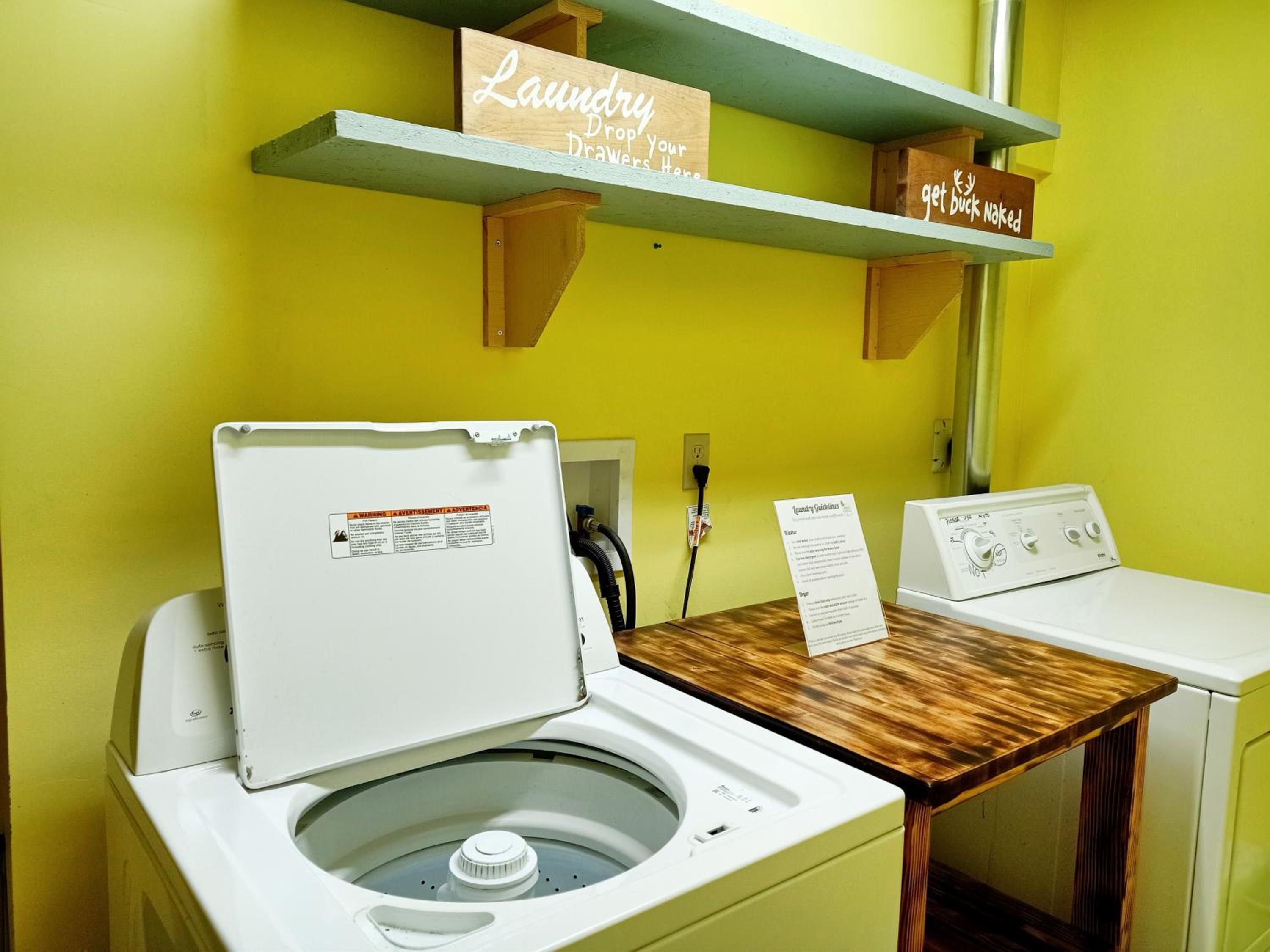 Golden Vacations - 2mins to Town, AC  Sauna, Self Check-in, Full Kitchen, Free Laundry  Parking, Family Pet Friendly, Comfortably Sleeps Up To 10 - Property Image 8