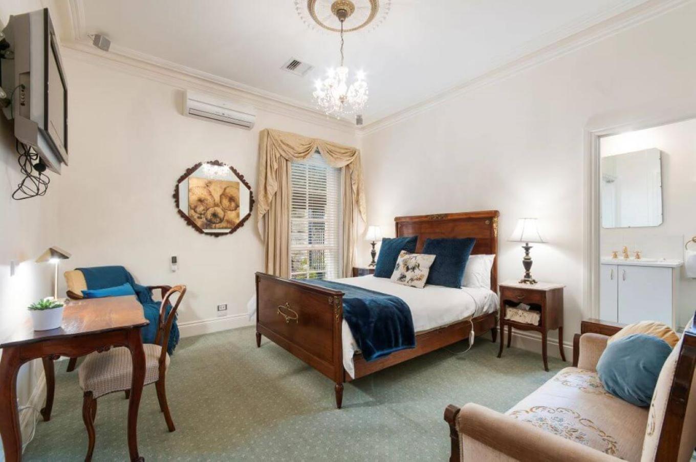 Montfort Manor