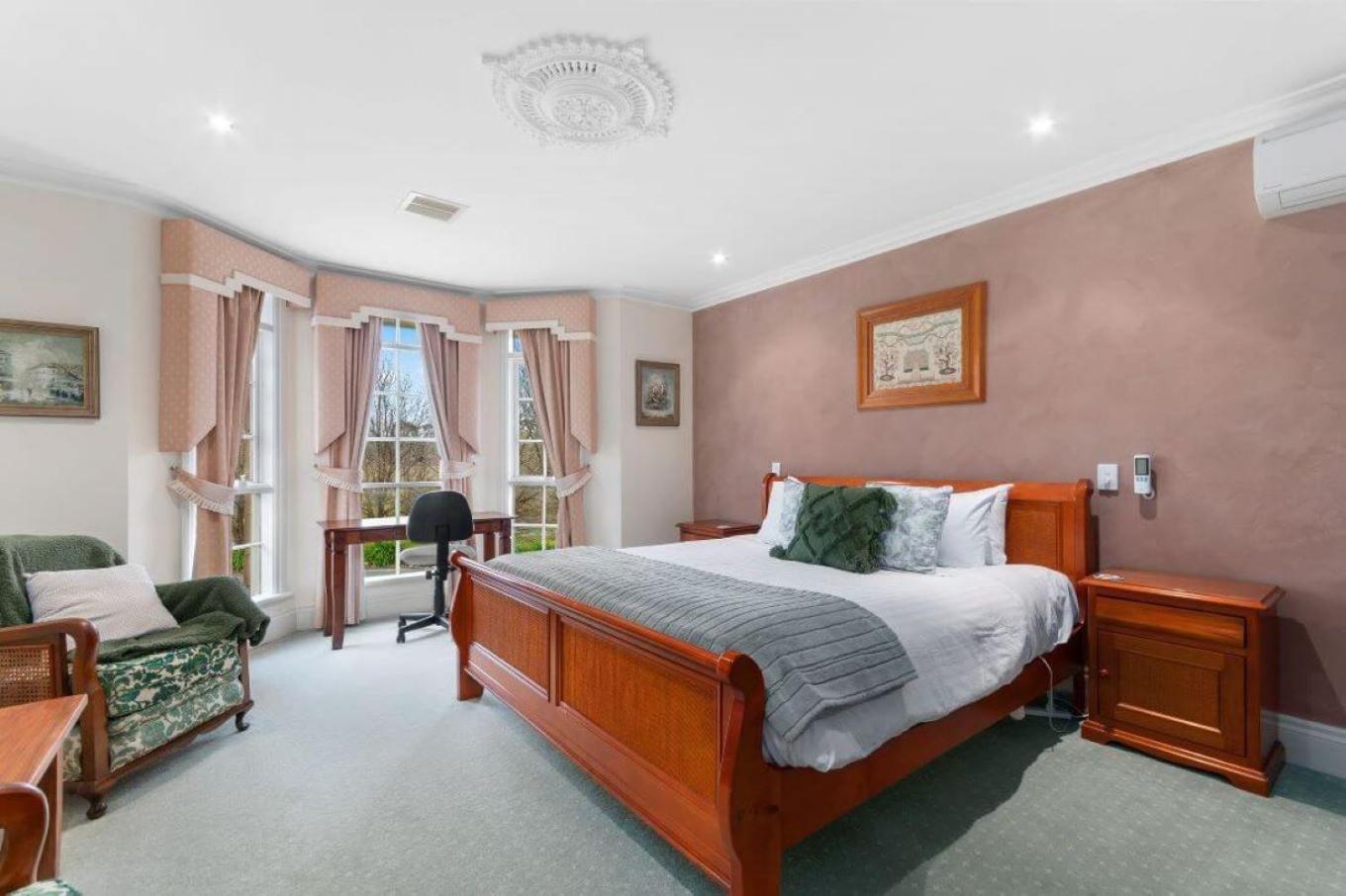 Montfort Manor