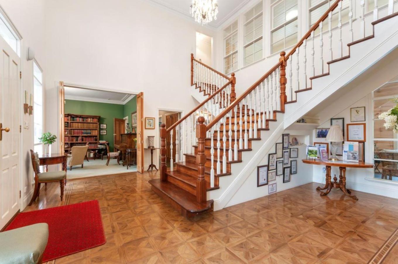 Montfort Manor