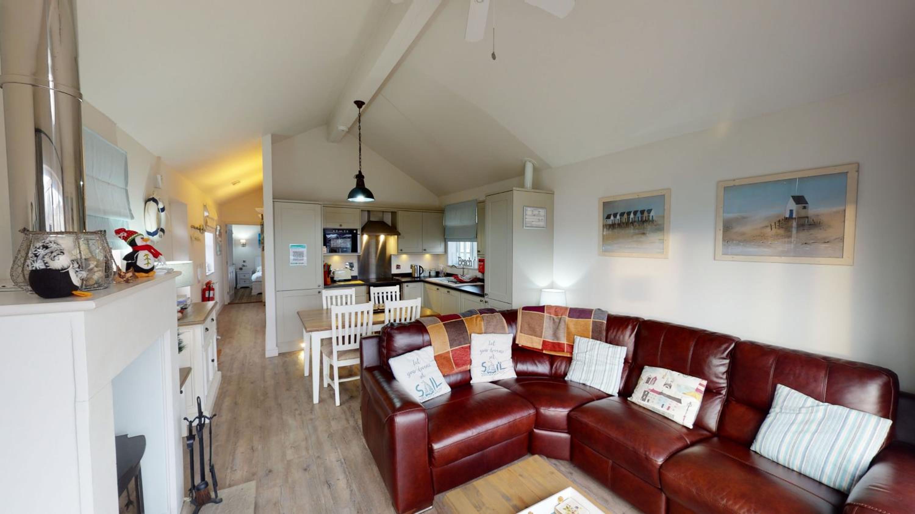 Blue Anchor Retreat, The Bay, two bedrooms with ensuites, parking for 2 cars, 2 dogs welcome view 2