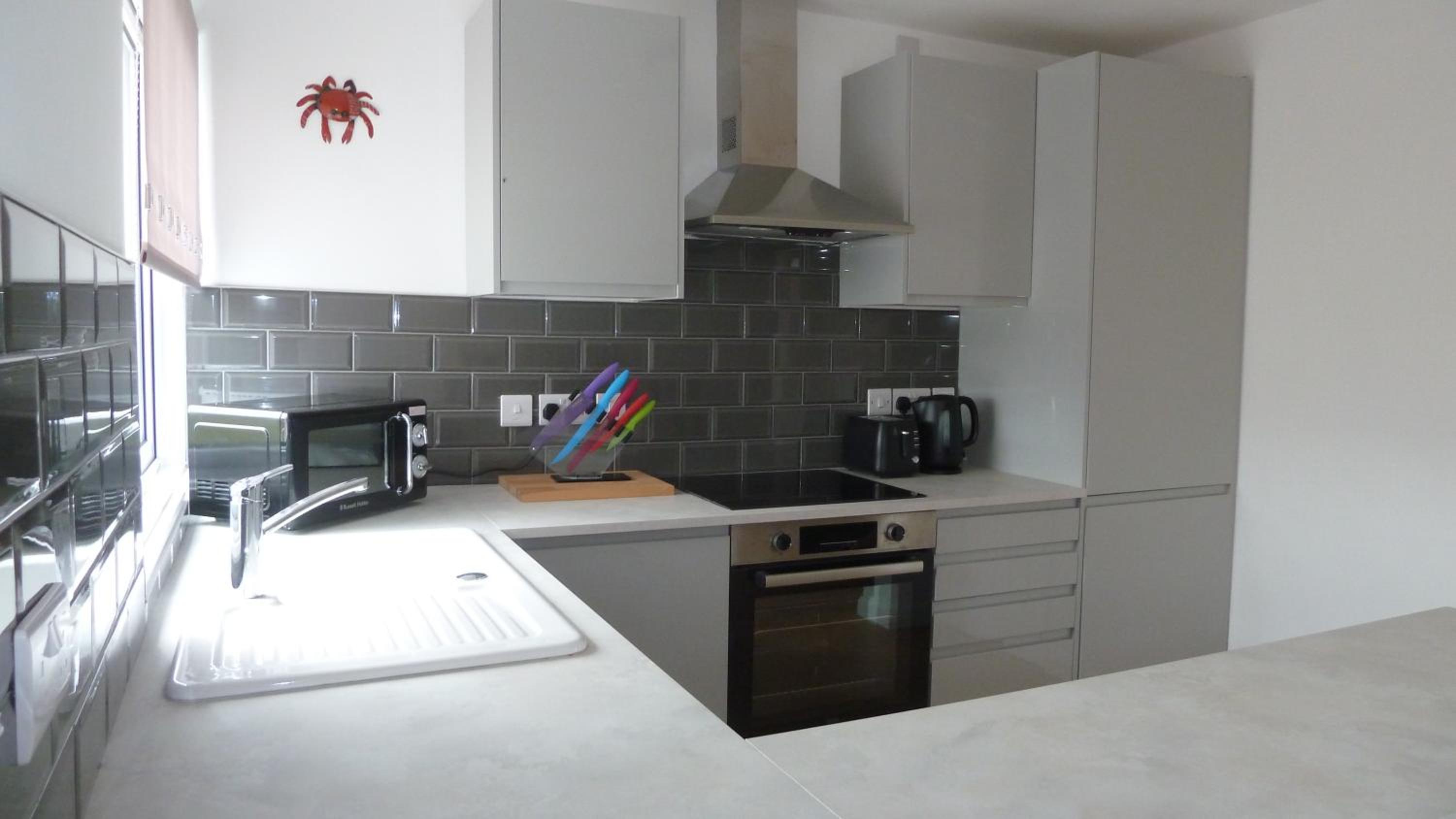 The Getaway - Modern 2 Bedroom Brixham Bungalow with sea peeps view 4