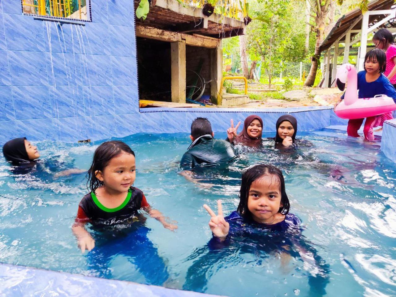 Lata Bayu Chalet - Waterfall & River with Kids Pool photo 1