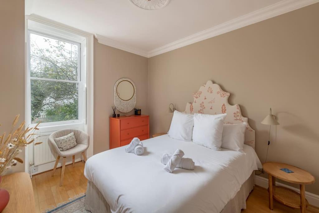 Stylish Central Apartment with Parking - Garden and Workspace