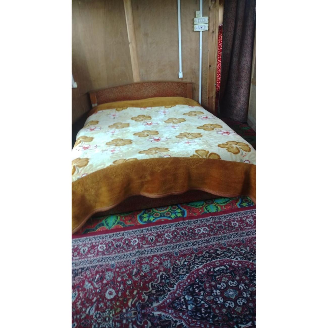 House Boat Moti Mahal, Srinagar view 5