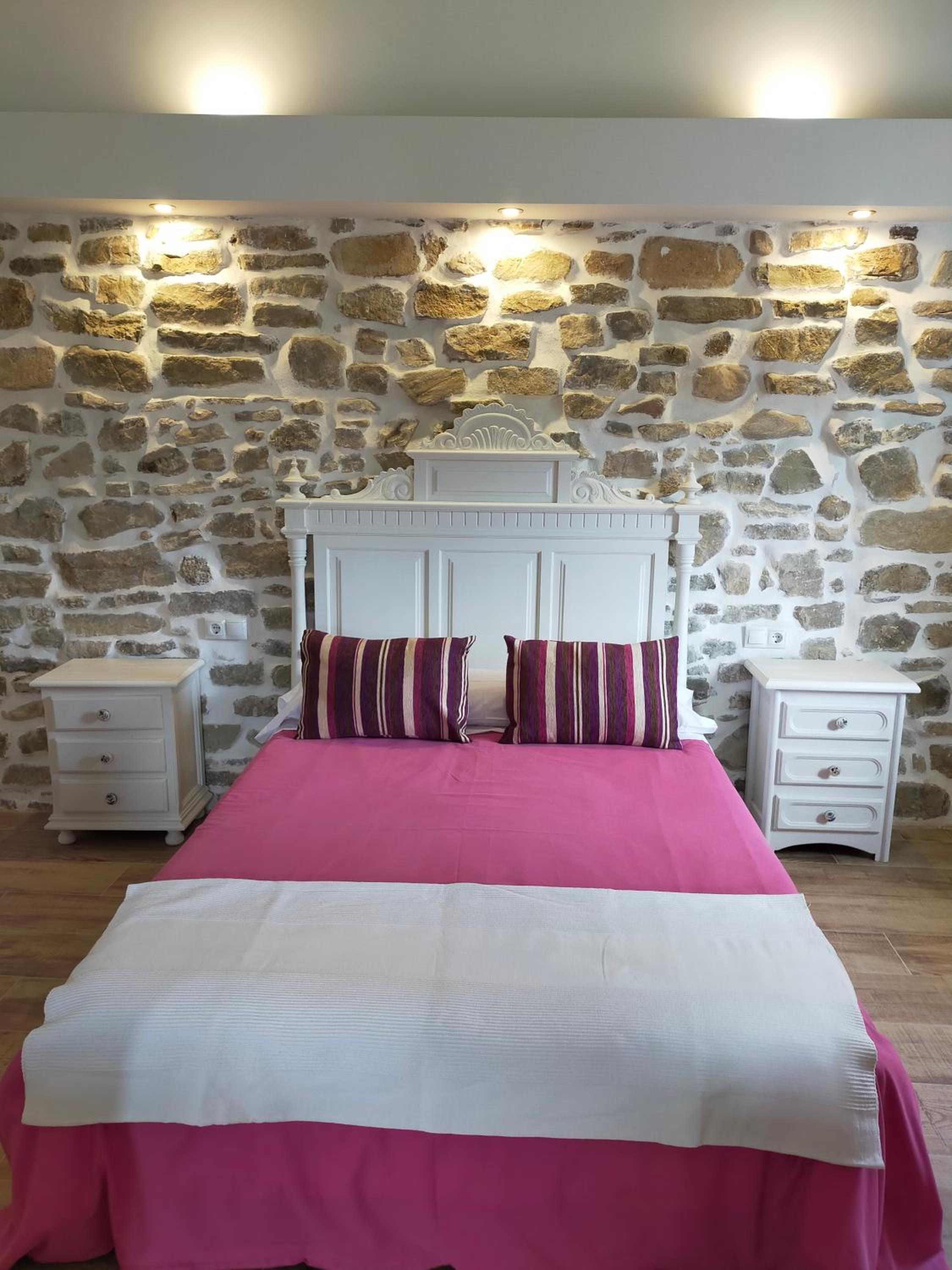 LA CASA DE LA HUERTA Stylish family cottage in Malaga countryside