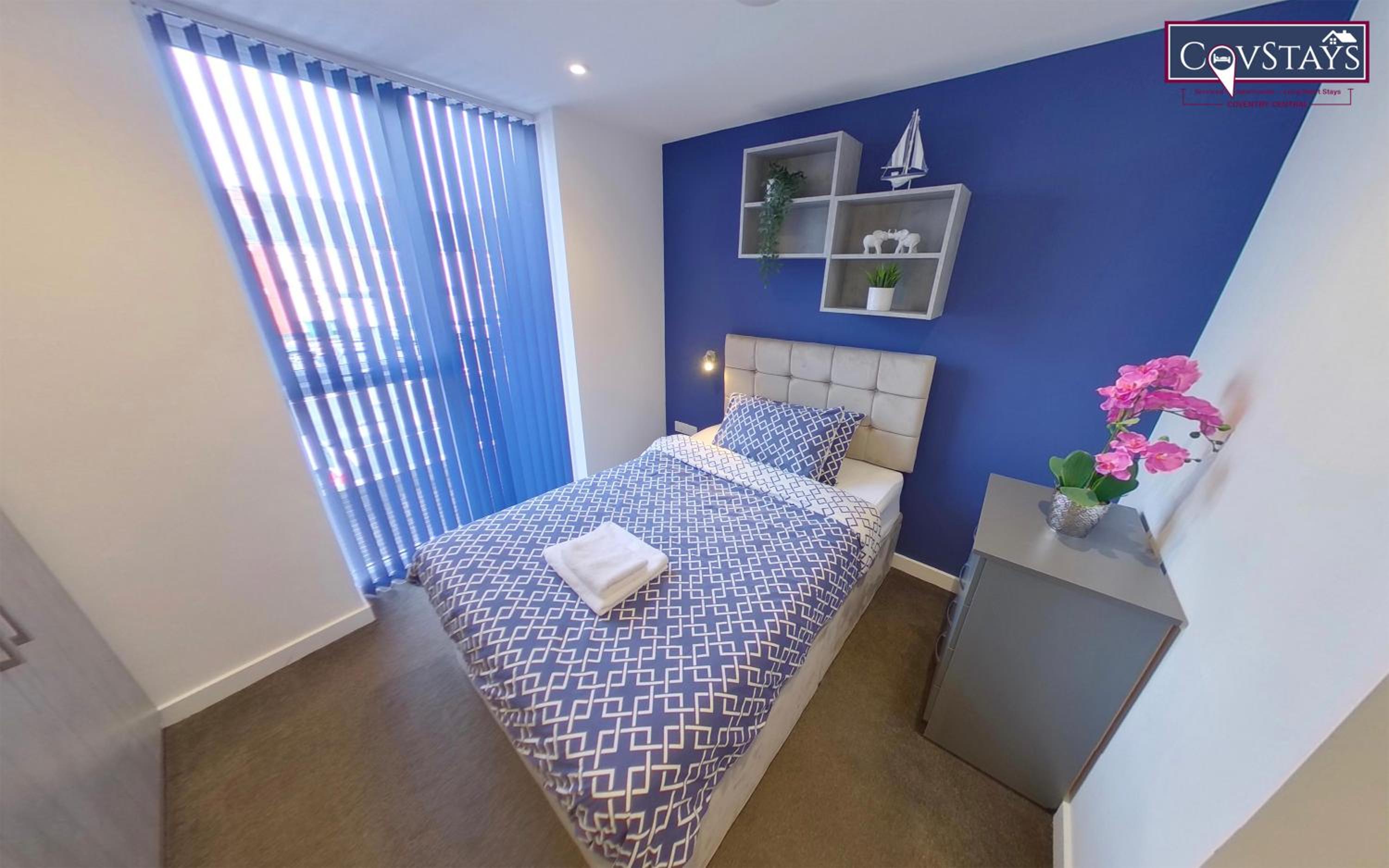 Signature House - Contemporary Studios in Coventry City Centre, free parking, by COVSTAYS view 3