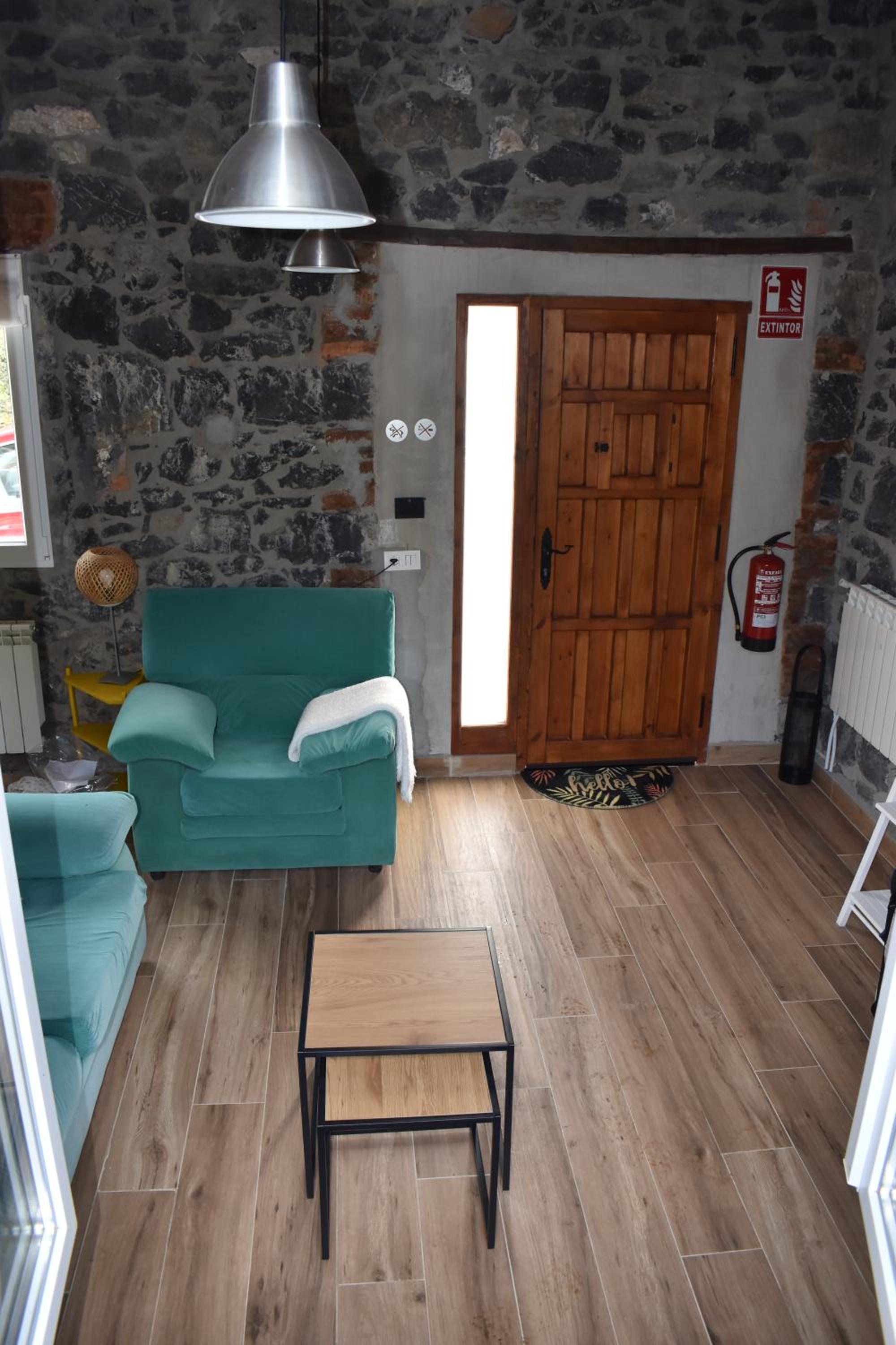 La Antigua Cuadra es un alojamiento de piedra y altos techos de madera con mucho encanto, jardín privado con barbacoa y acceso al río Asón view 3