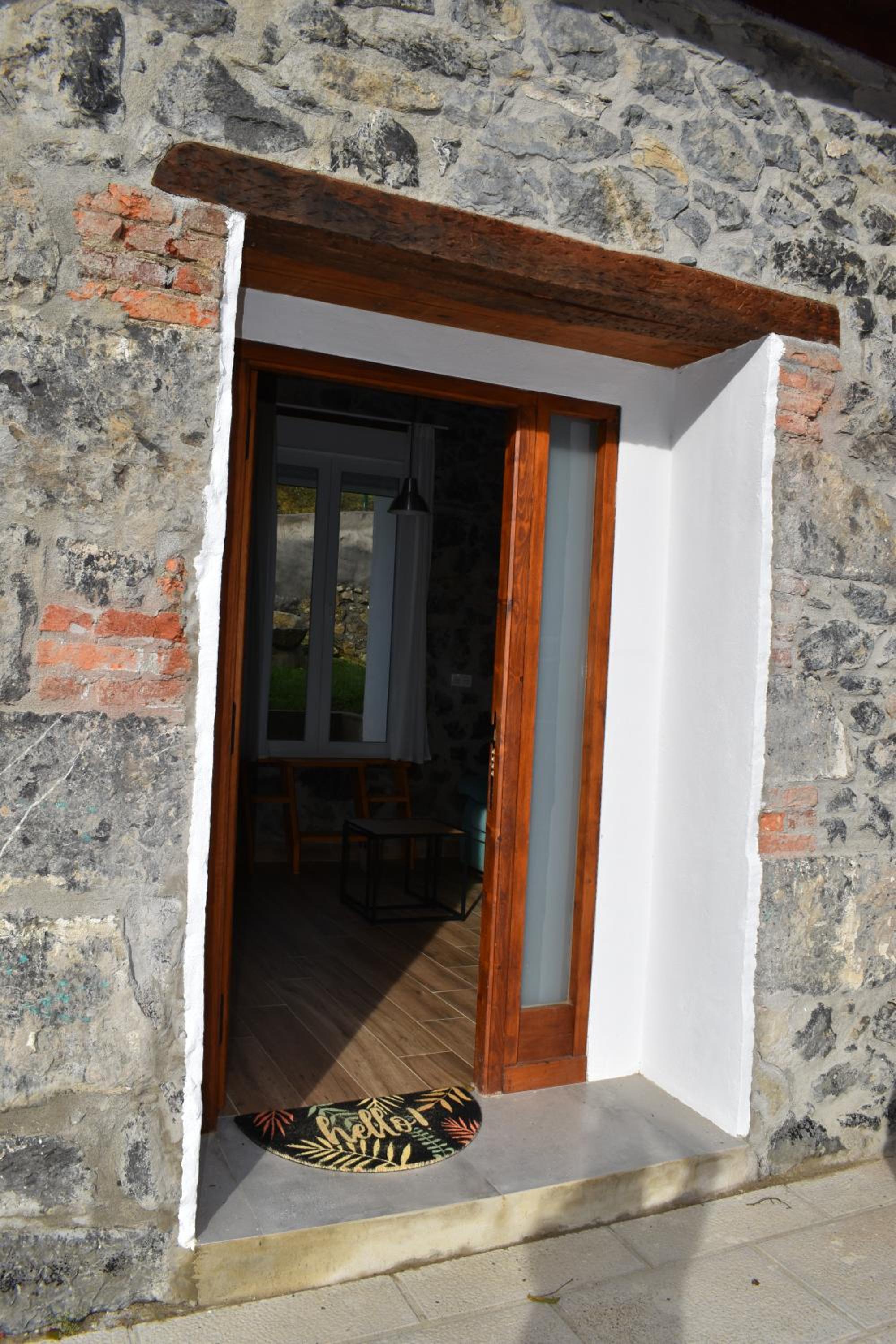 La Antigua Cuadra es un alojamiento de piedra y altos techos de madera con mucho encanto, jardín privado con barbacoa y acceso al río Asón view 4