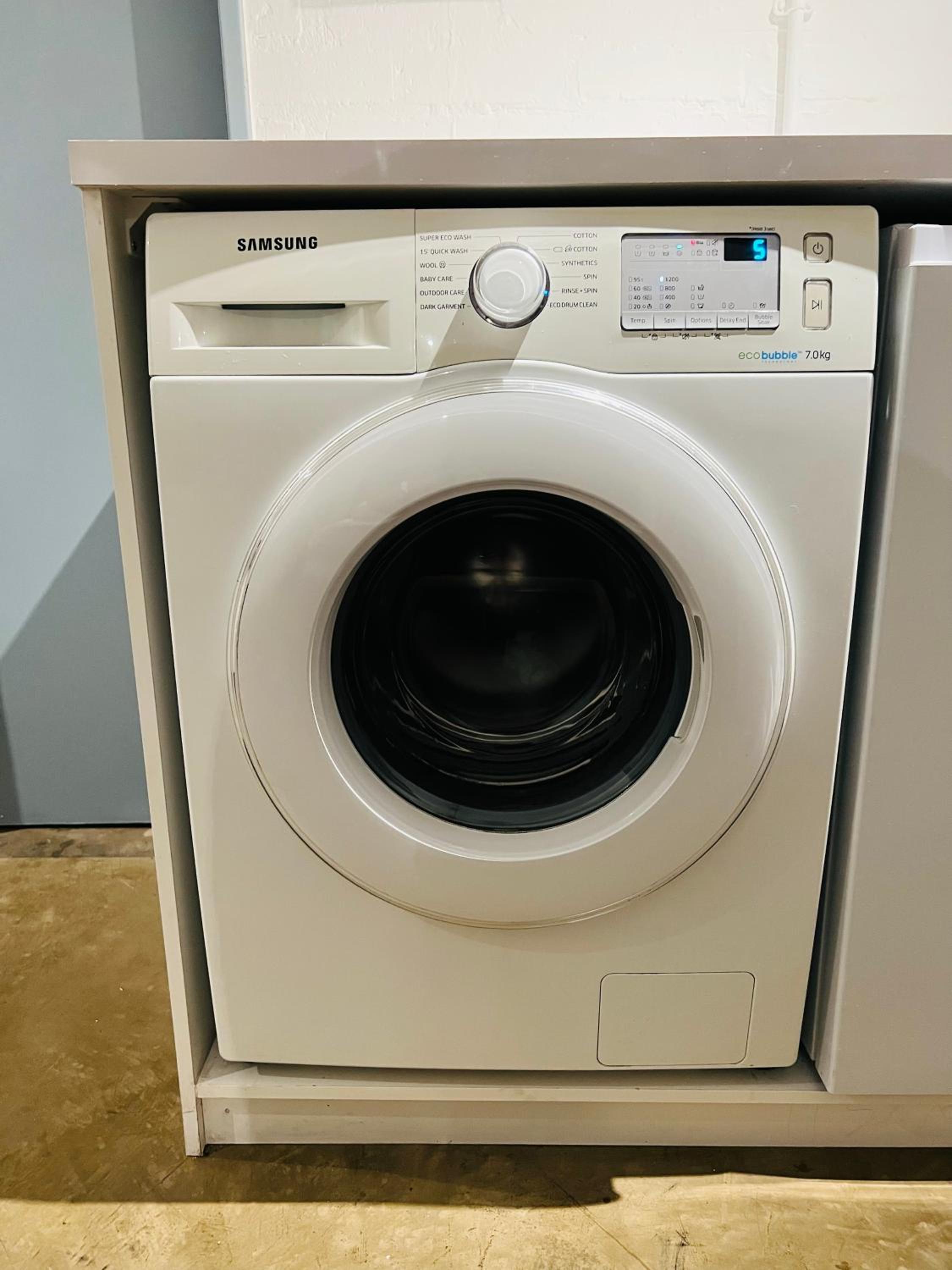 City Living Apartment 119 - Private Balcony, Washing Machine & Fast WiFi