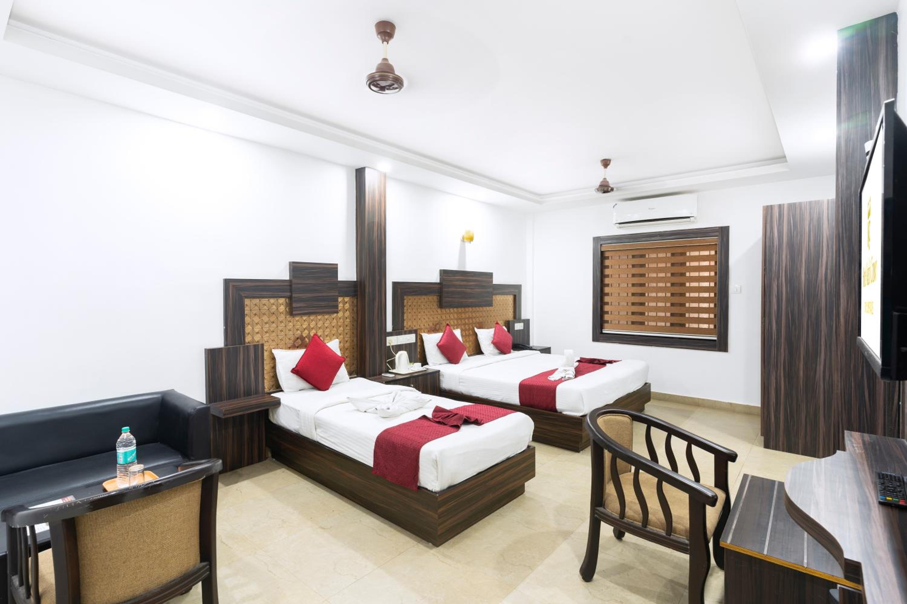 Cochin Vacations - Hotel Kochi Crown - Property Image 1