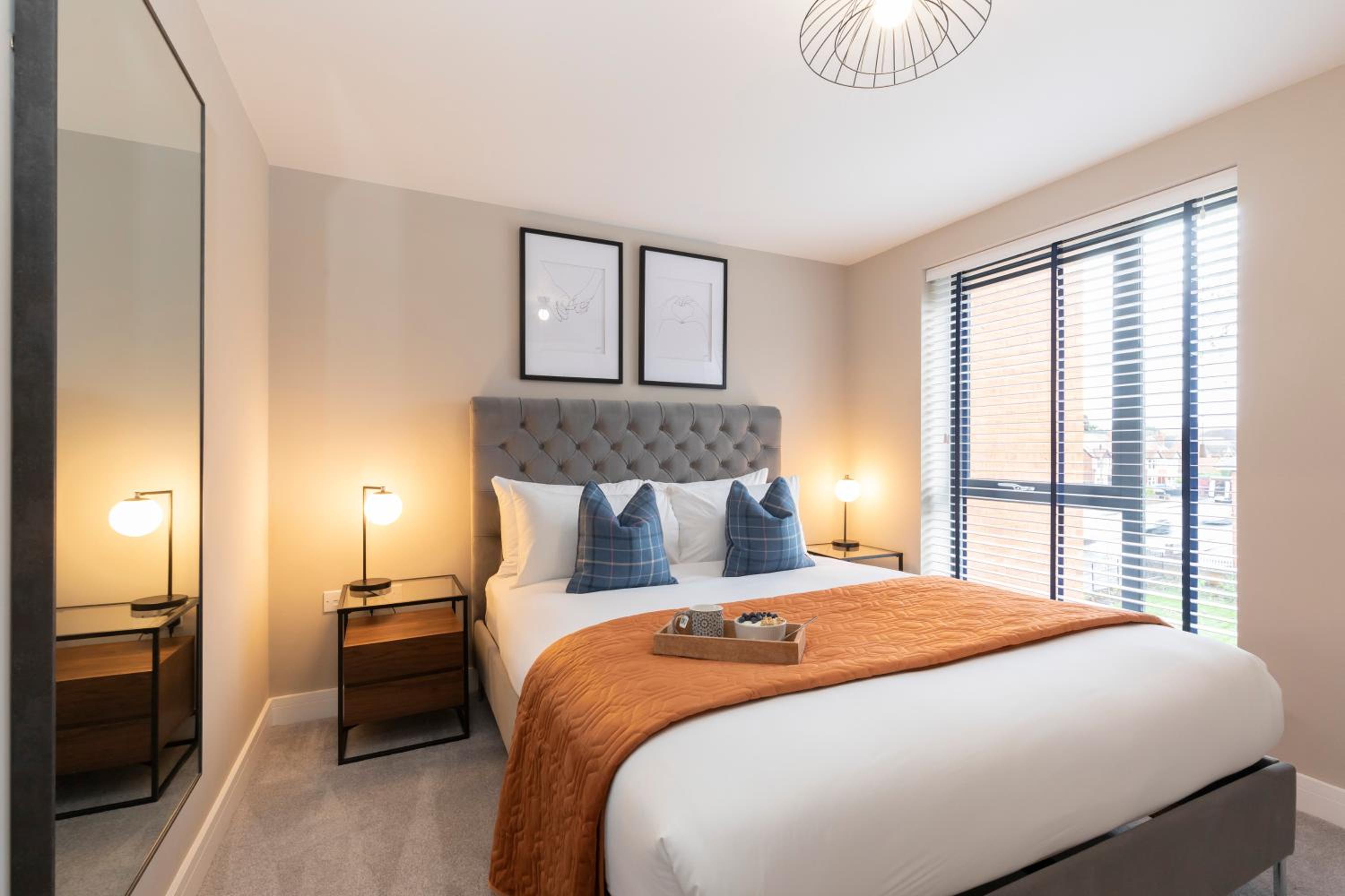 Elliot Oliver - Stylish Loft Style Two Bedroom Apartment With Parking