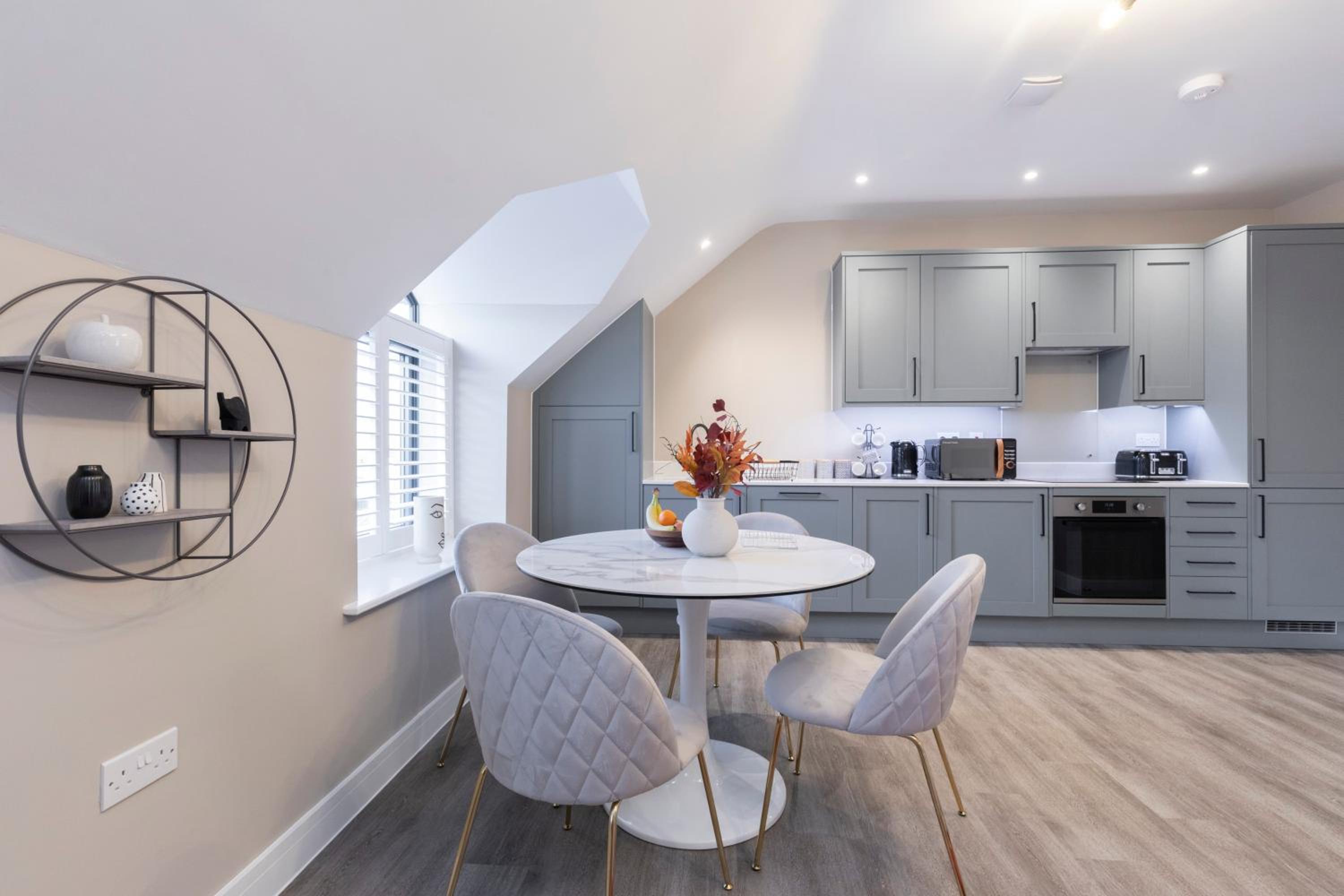 Elliot Oliver - Stylish Loft Style Two Bedroom Apartment With Parking