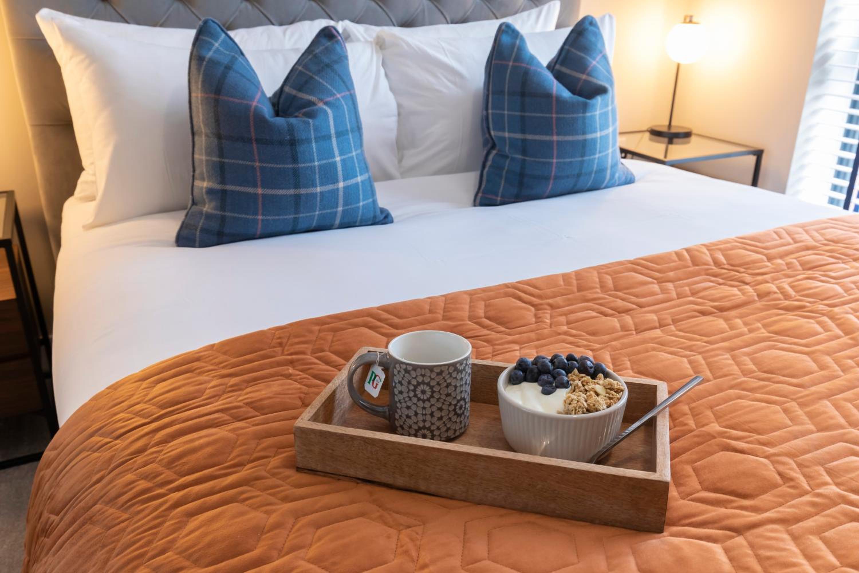 Elliot Oliver - Stylish Loft Style Two Bedroom Apartment With Parking