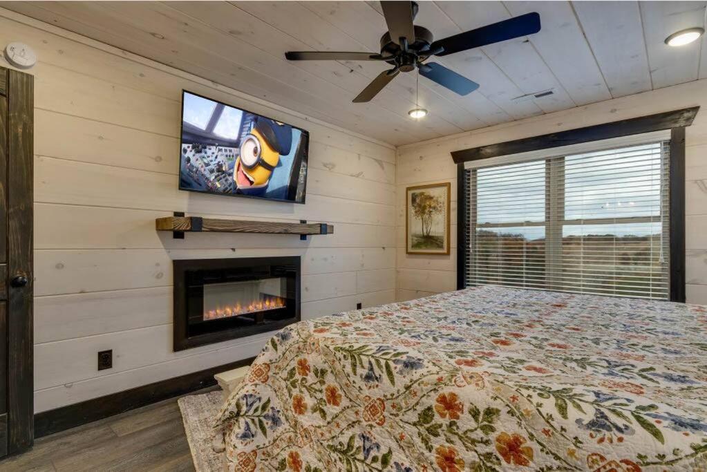 Blue Moon Ridge: Brand NEW Cabin! 5 bedrooms, pool/hot tub, theatre view 2