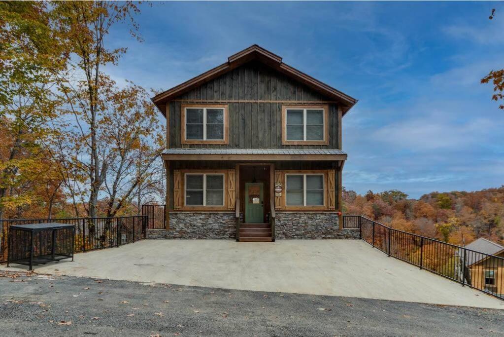 Blue Moon Ridge: Brand NEW Cabin! 5 bedrooms, pool/hot tub, theatre view 3
