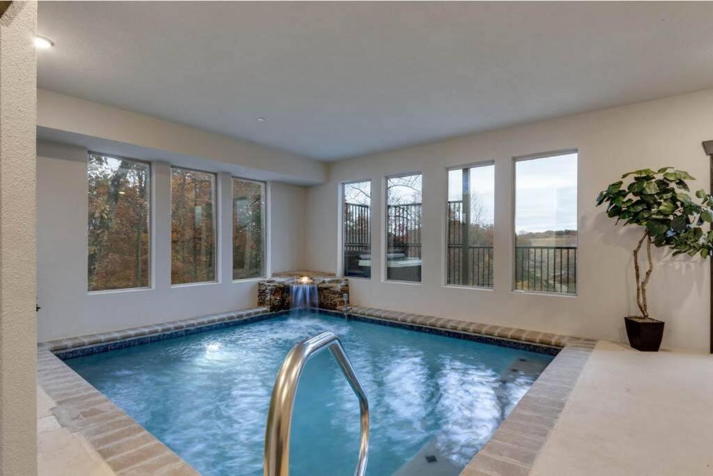Blue Moon Ridge: Brand NEW Cabin! 5 bedrooms, pool/hot tub, theatre view 4