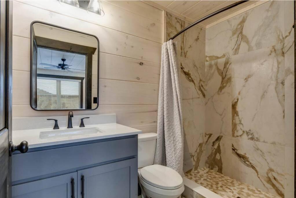 Blue Moon Ridge: Brand NEW Cabin! 5 bedrooms, pool/hot tub, theatre view 5