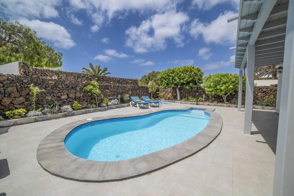 Villa Amanda - 3 Bedroom villa - Jacuzzi and heated pool - Pool table - Perfect for families photo 2