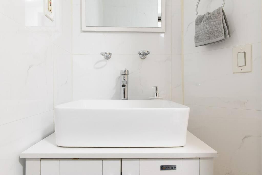 428-4R prime midtown large 2 BR Newly Furnished
