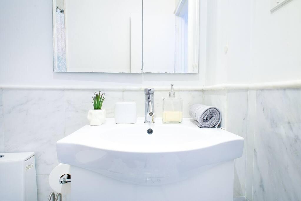 62-3B Studio Prime UES Walk to Central Park