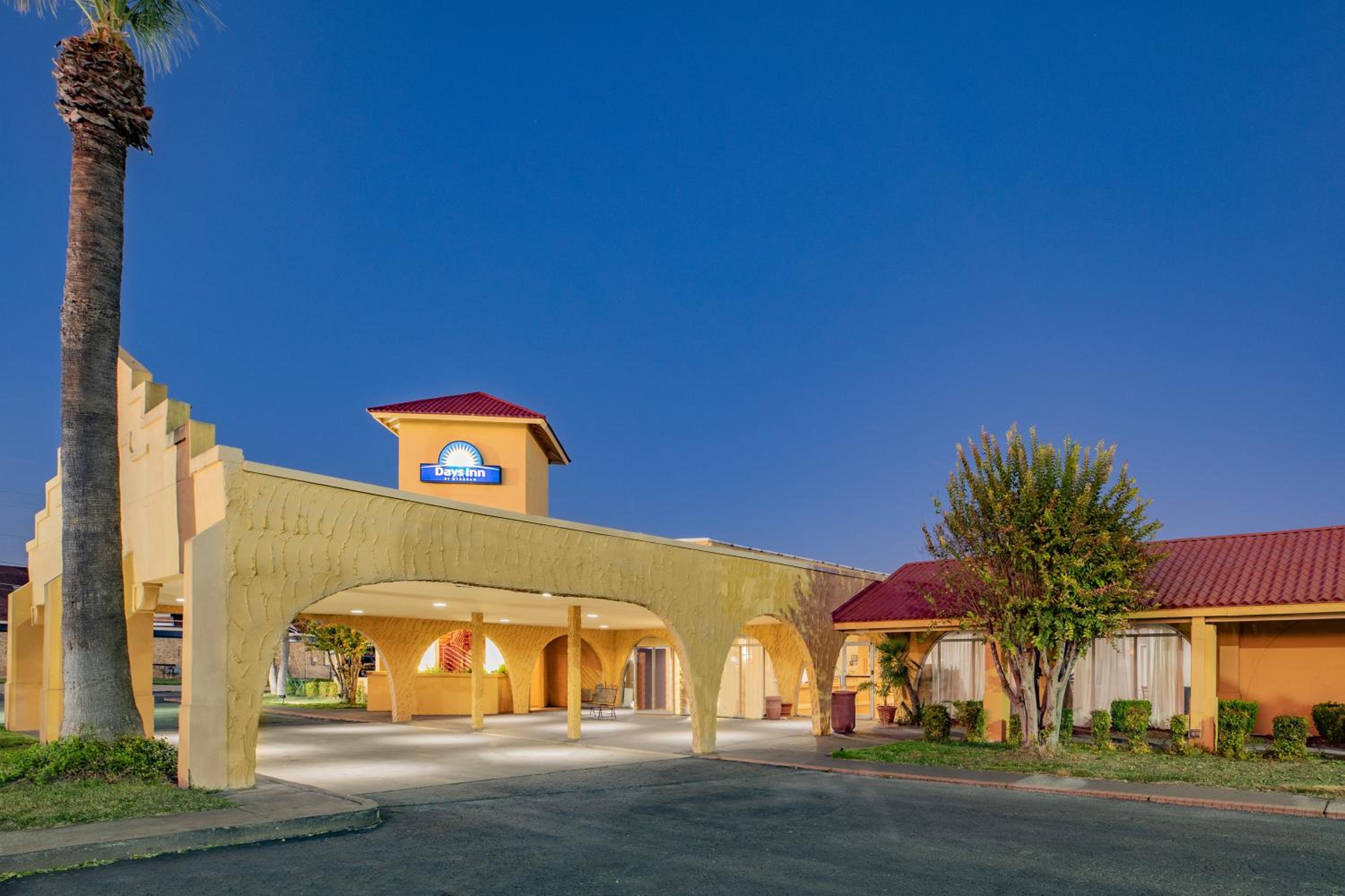 Del Rio Vacations - Days Inn by Wyndham Del Rio - Property Image 1