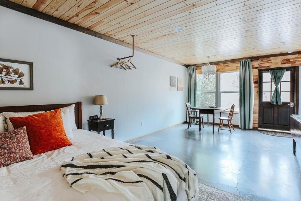 Rockwell Ridge The Chestnut Suite view 3