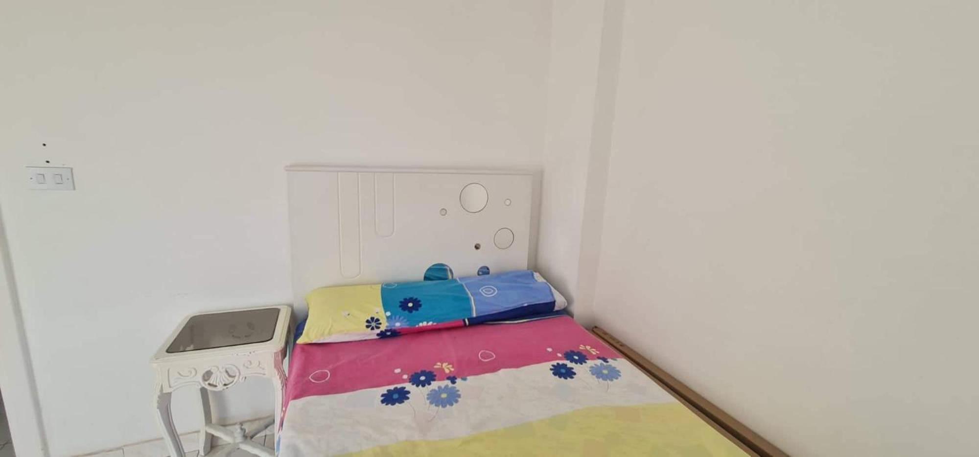 Single bedroom in a shared apartment Girls only hosting family