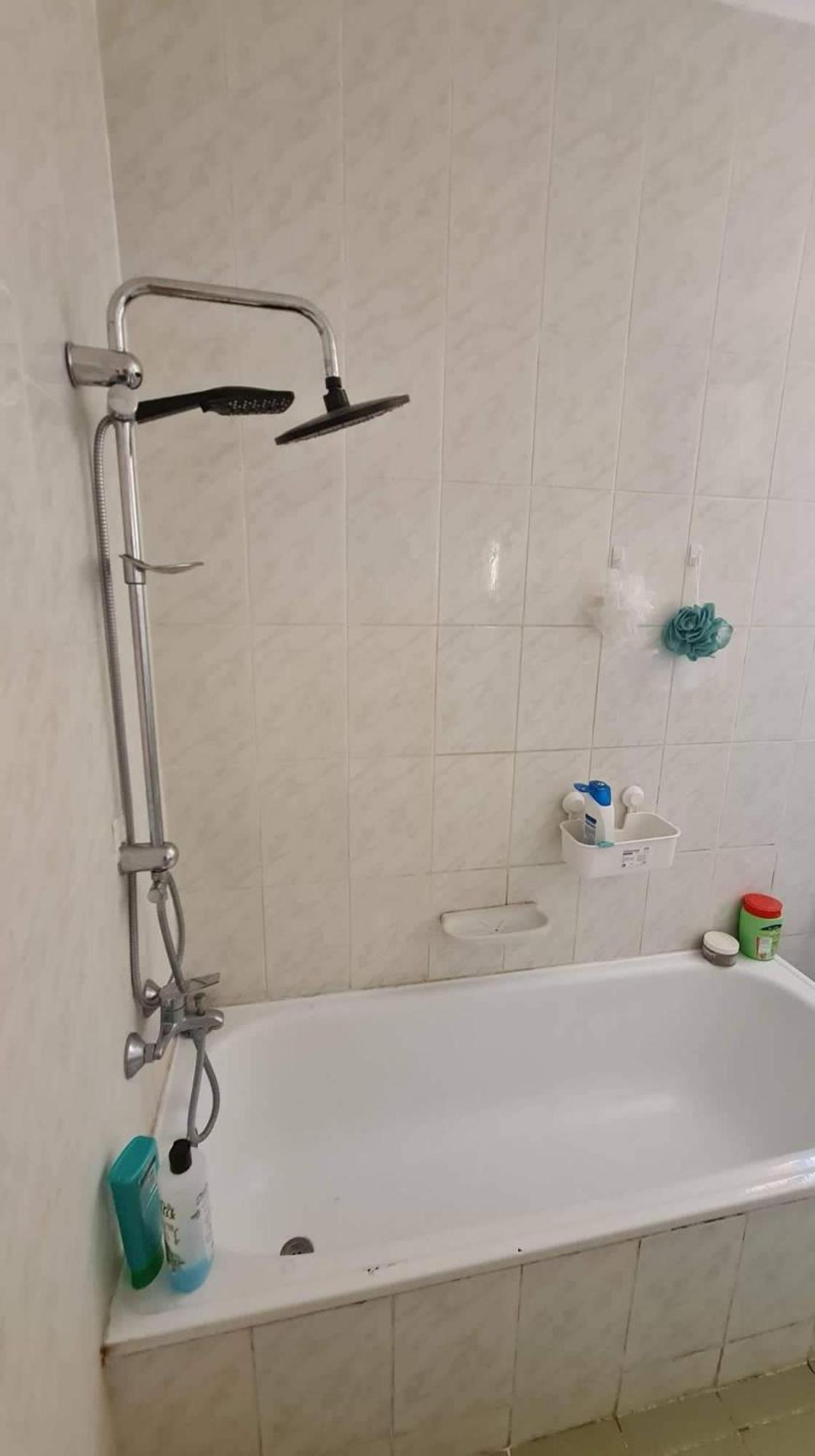 Single bedroom in a shared apartment Girls only hosting family