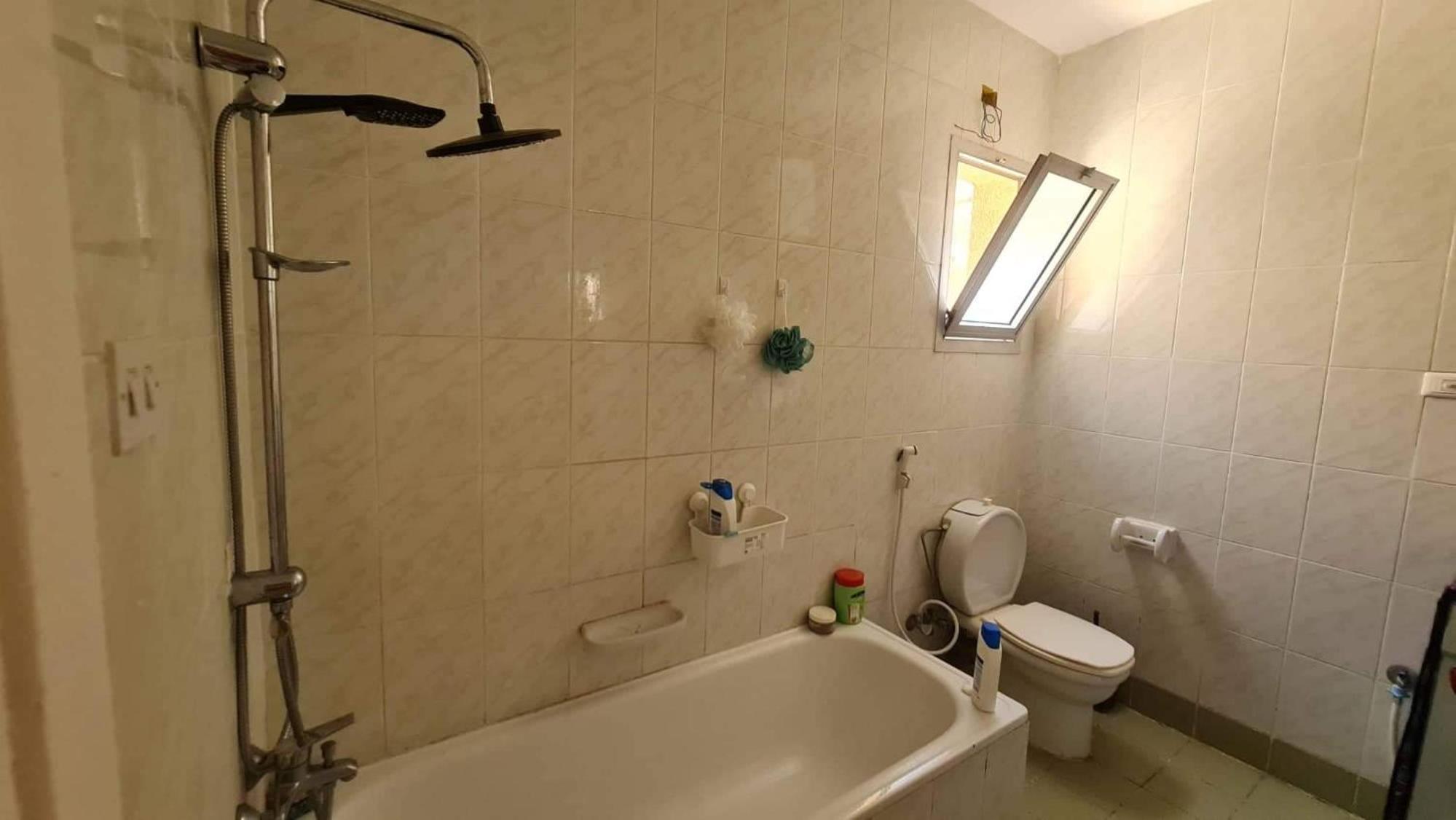 Single bedroom in a shared apartment Girls only hosting family
