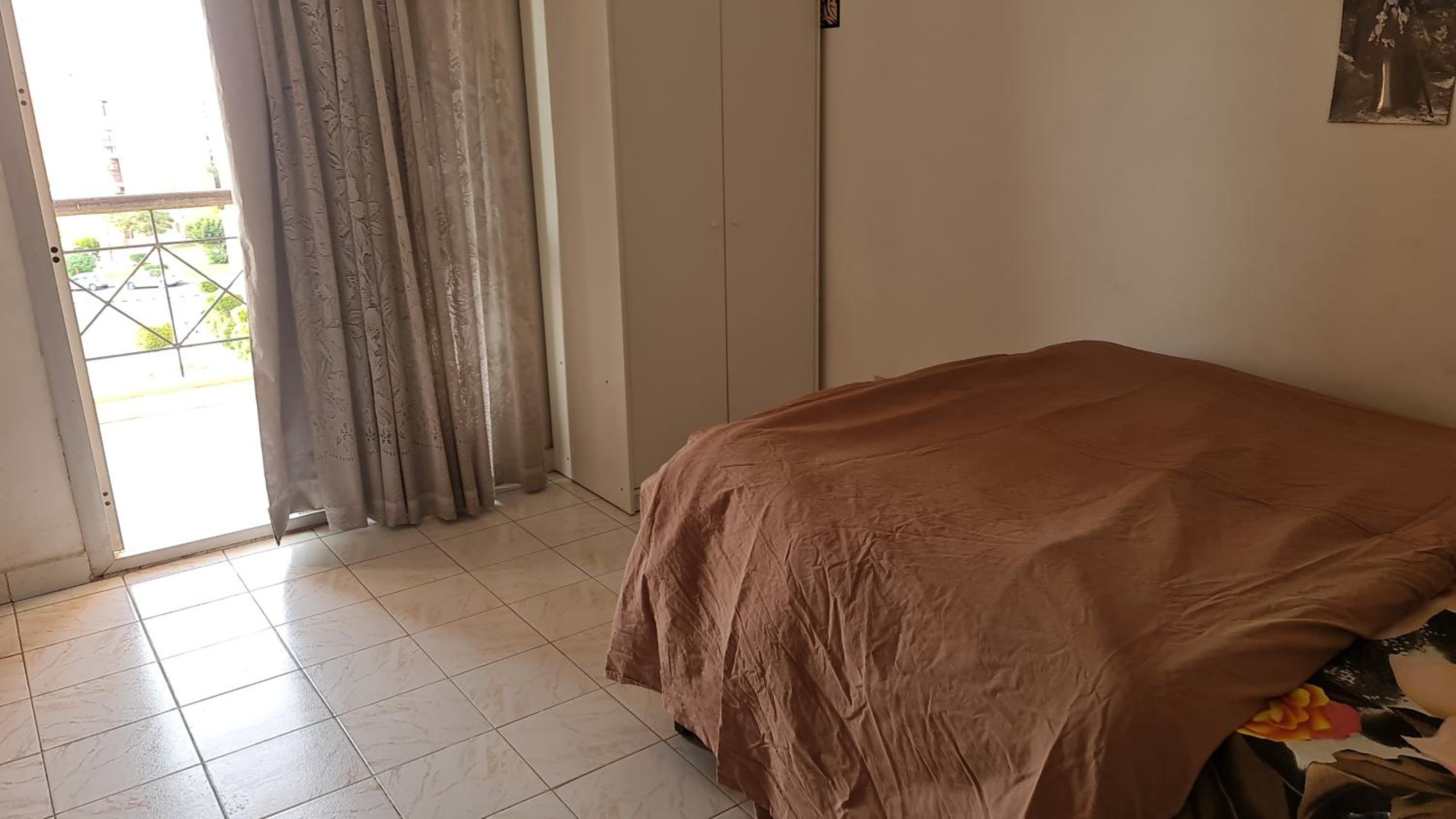 Single bedroom in a shared apartment Girls only hosting family