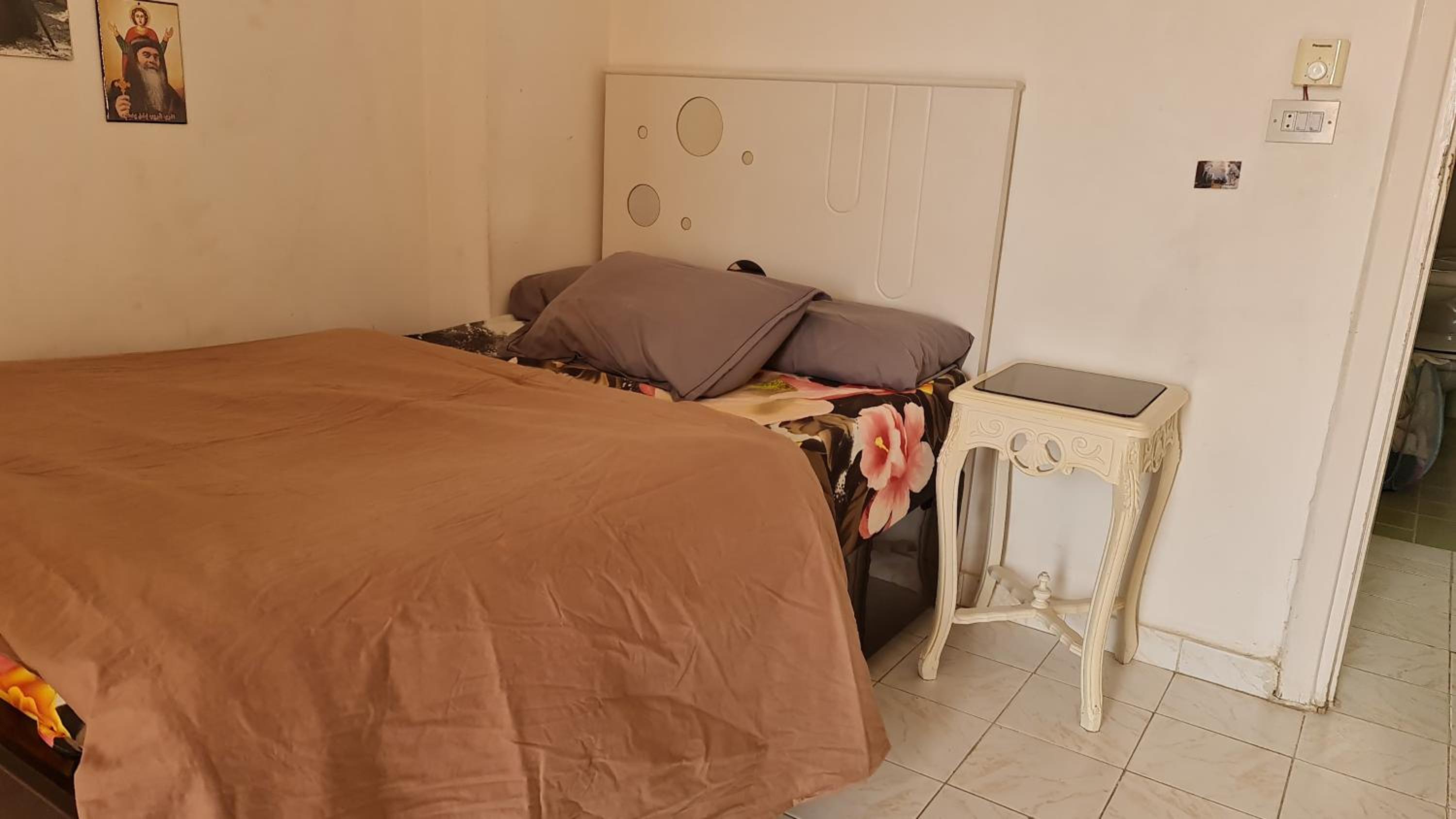 Single bedroom in a shared apartment Girls only hosting family