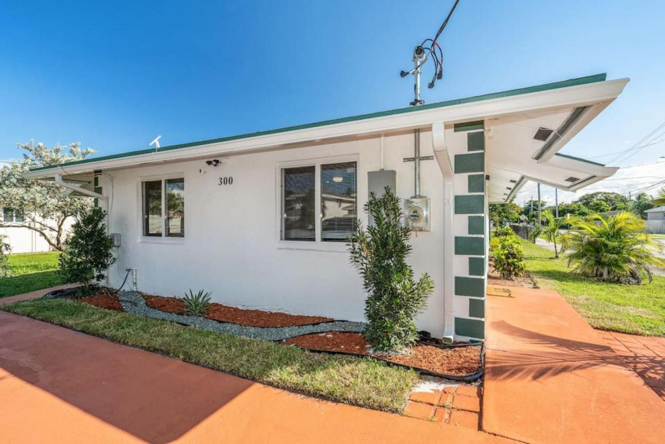 Roxanas 3bed 2bath Home with Modern Interior and BBQ Backyard view 5