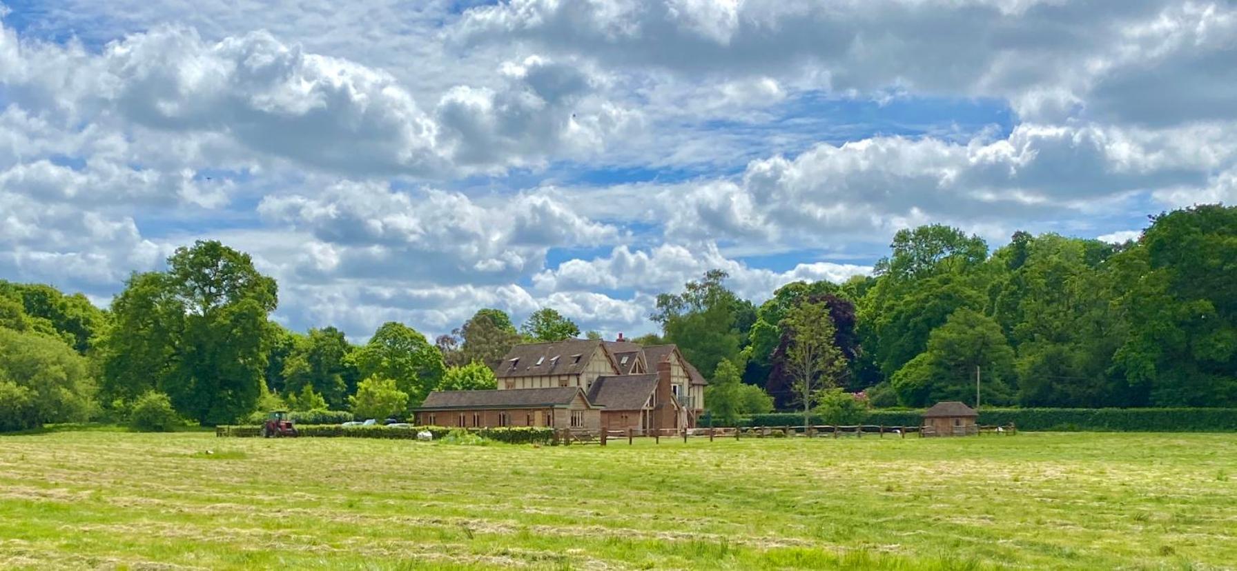 Hotel Quality Oak Barn With Hot Tub And Parking