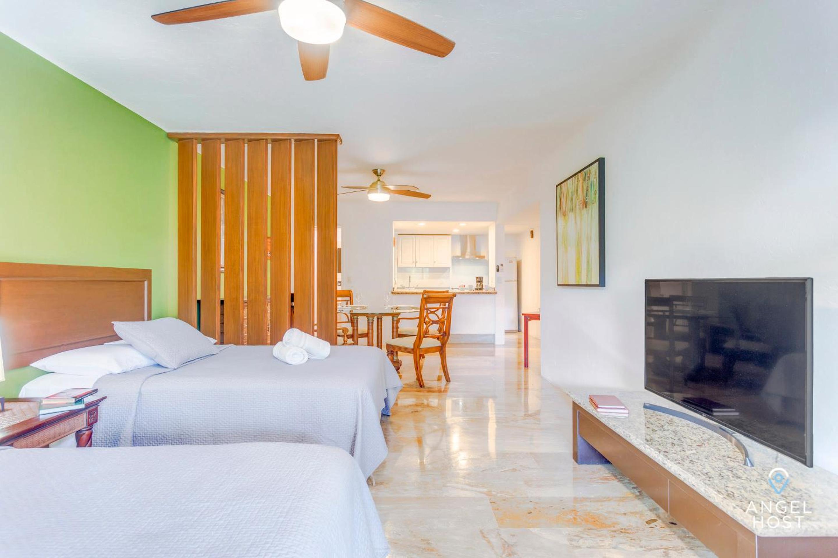 Private Villa Complex with Pool in Zona Hotelera