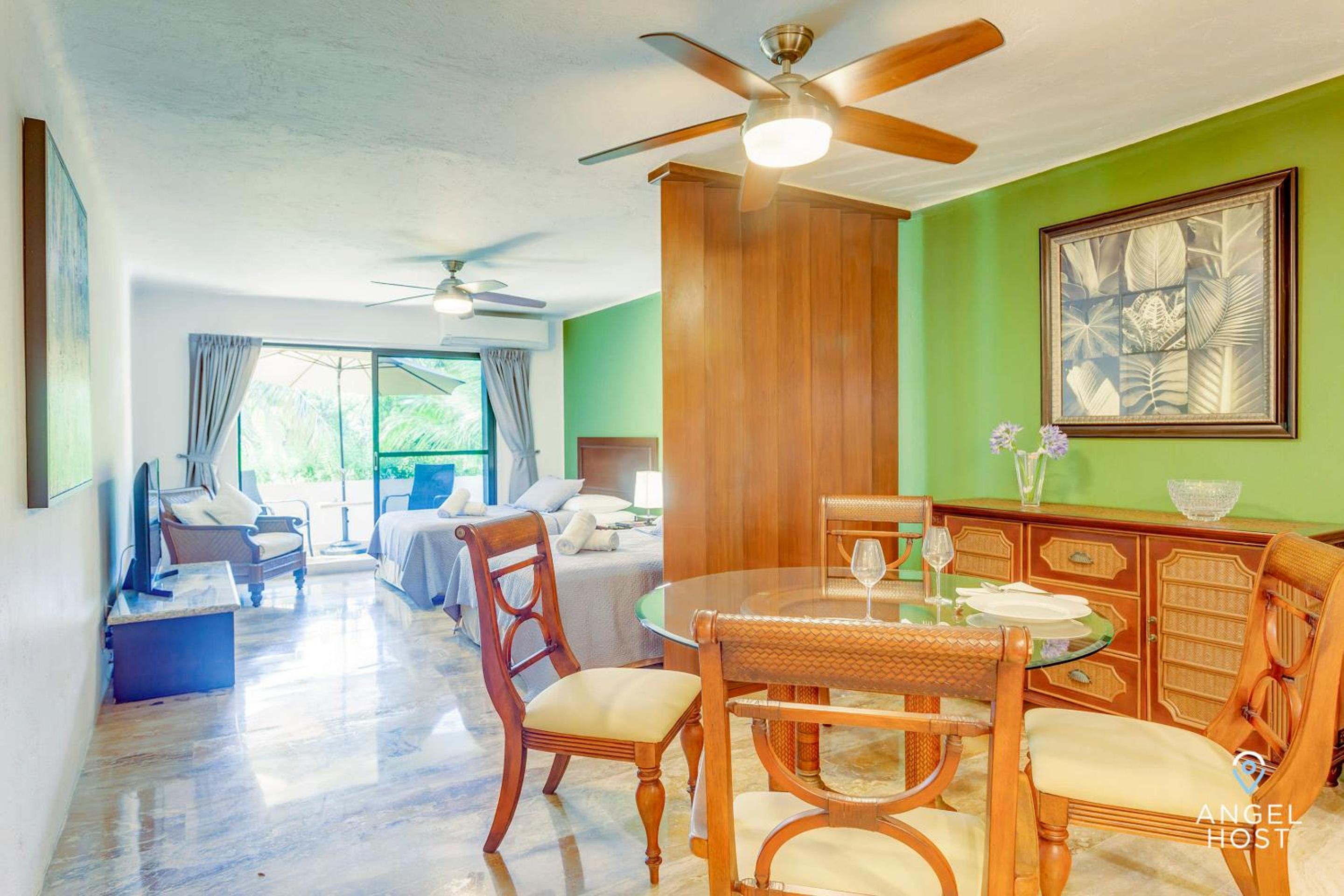 Private Villa Complex with Pool in Zona Hotelera