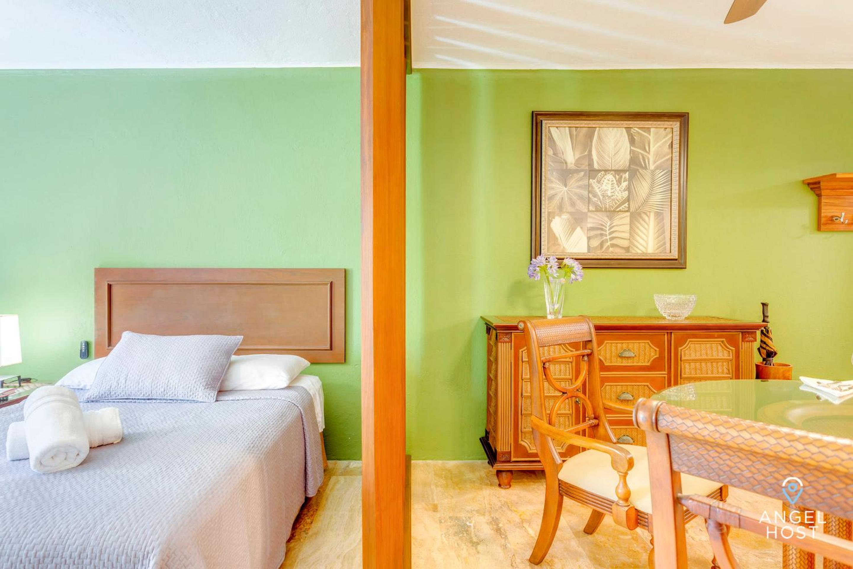 Private Villa Complex with Pool in Zona Hotelera